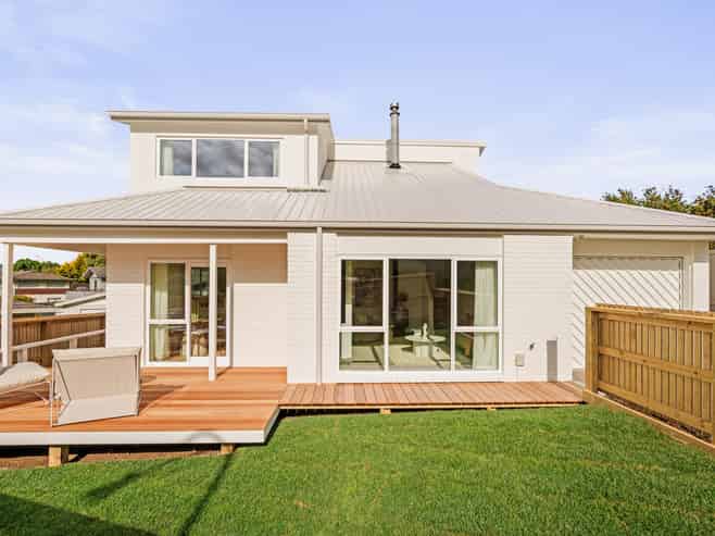 20b Mahoe Street, Matua