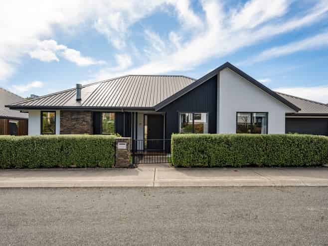 17 Village Lane, Stoke