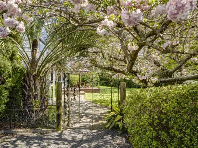 1127 Riverslea Road South, Longlands