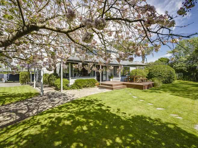 1127 Riverslea Road South, Longlands