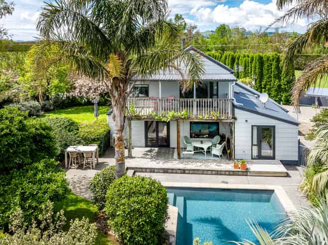 1127 Riverslea Road South, Longlands
