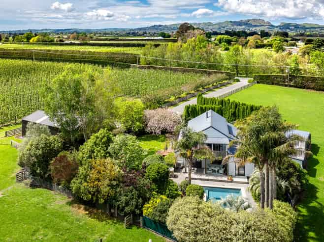 1127 Riverslea Road South, Longlands