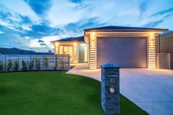 10 Dinning Road, Riverhead