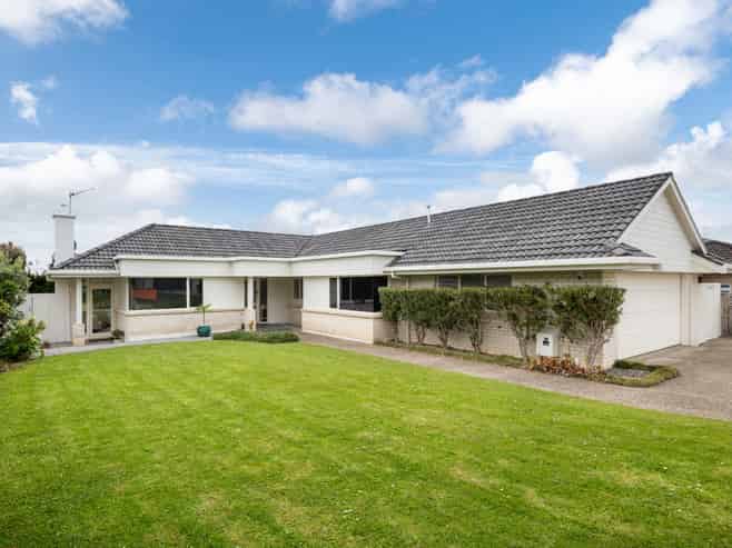 37 English Oak Drive, Schnapper Rock
