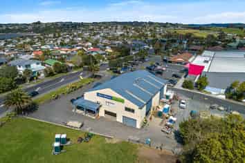 Prime main road premises