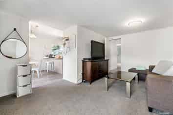 8a Halldene Terrace, Red Beach