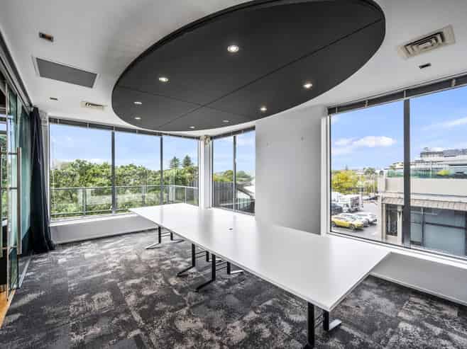Great Value Office with Views! 456 sqm