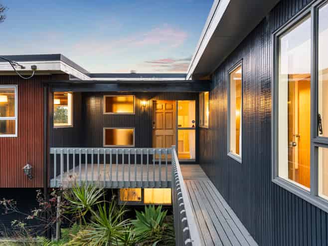 101 Sunset Road, Totara Vale