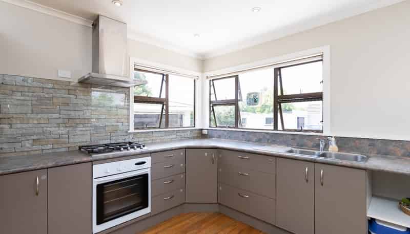 21 Florence Avenue, Roslyn