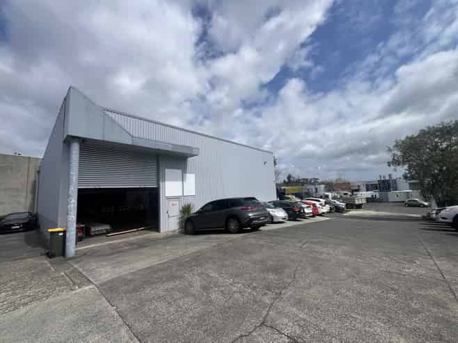Road front industrial with fantastic layout