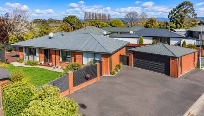 2 Edwins Way, Burwood