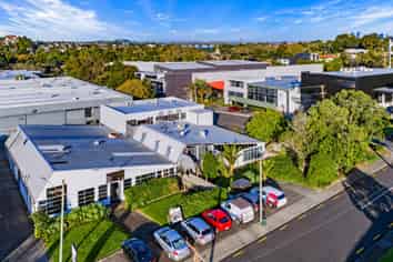 Road front in Northcote