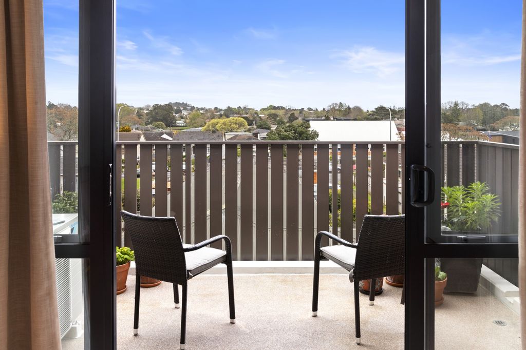 Top floor corner apartment 2