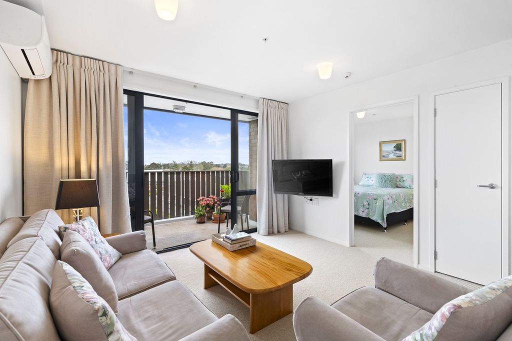 Top floor corner apartment 5