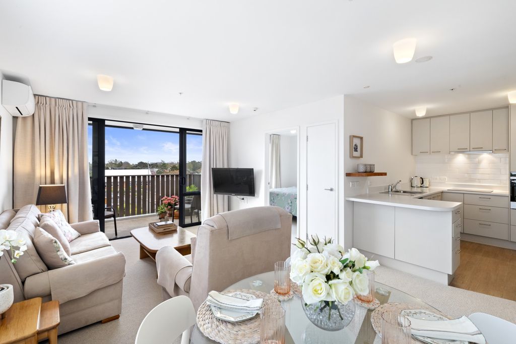 Top floor corner apartment 1