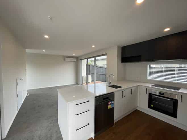 2/33 Frederick Street, Waltham