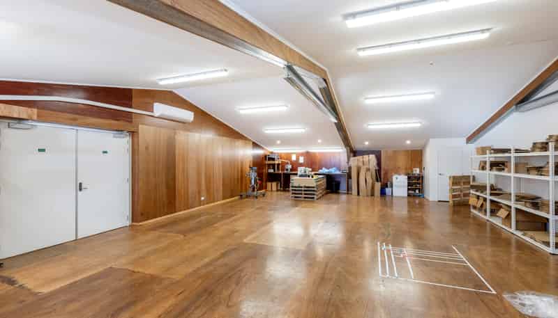 1227 Oxford Road, Cust