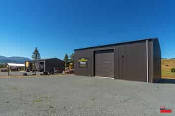 QUALITY WAREHOUSE & LARGE YARD IN BRIGHTWATER