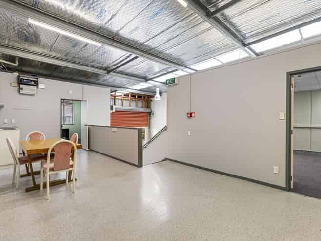 North-facing office/warehouse unit