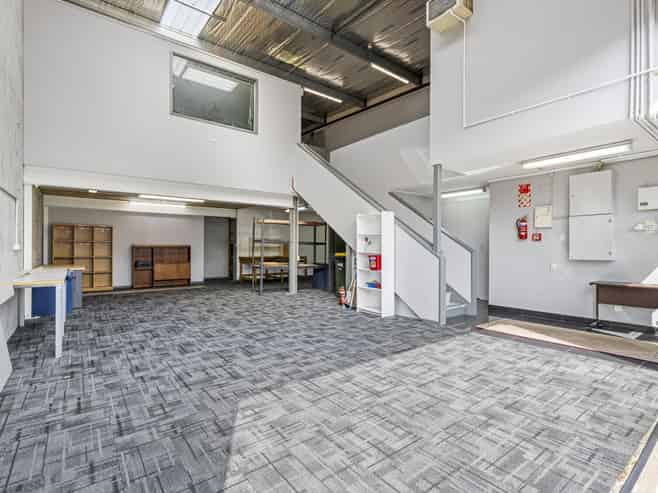 North-facing office/warehouse unit