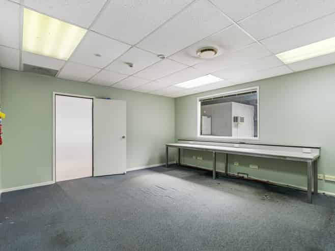 North-facing office/warehouse unit