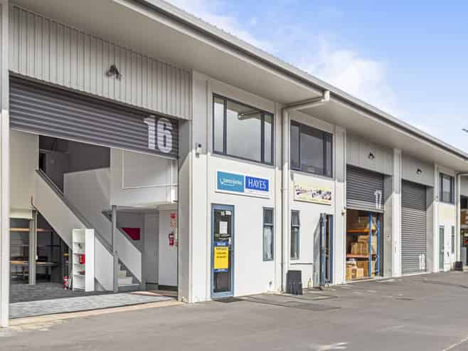 North-facing office/warehouse unit