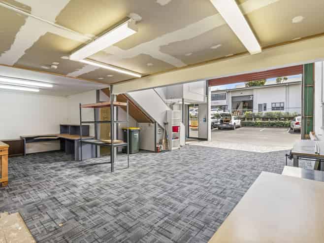 North-facing office/warehouse unit