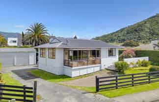 8 Beach Road, Waikawa