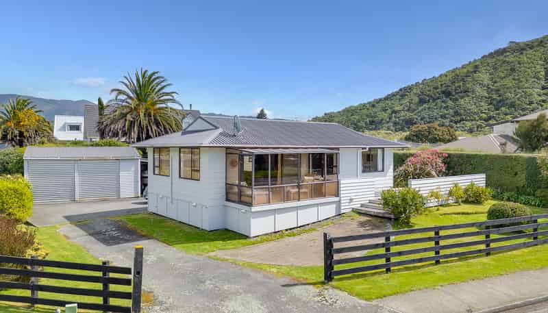 8 Beach Road, Waikawa