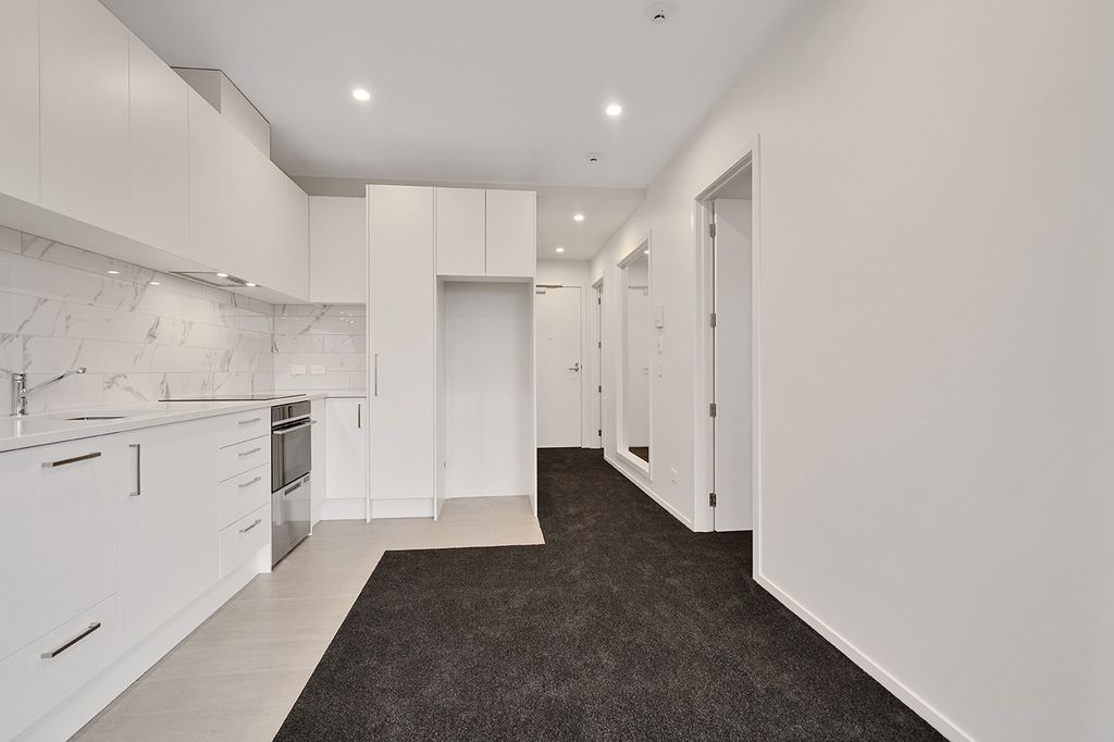 Modern Top-Floor Apartment with Balcony 5
