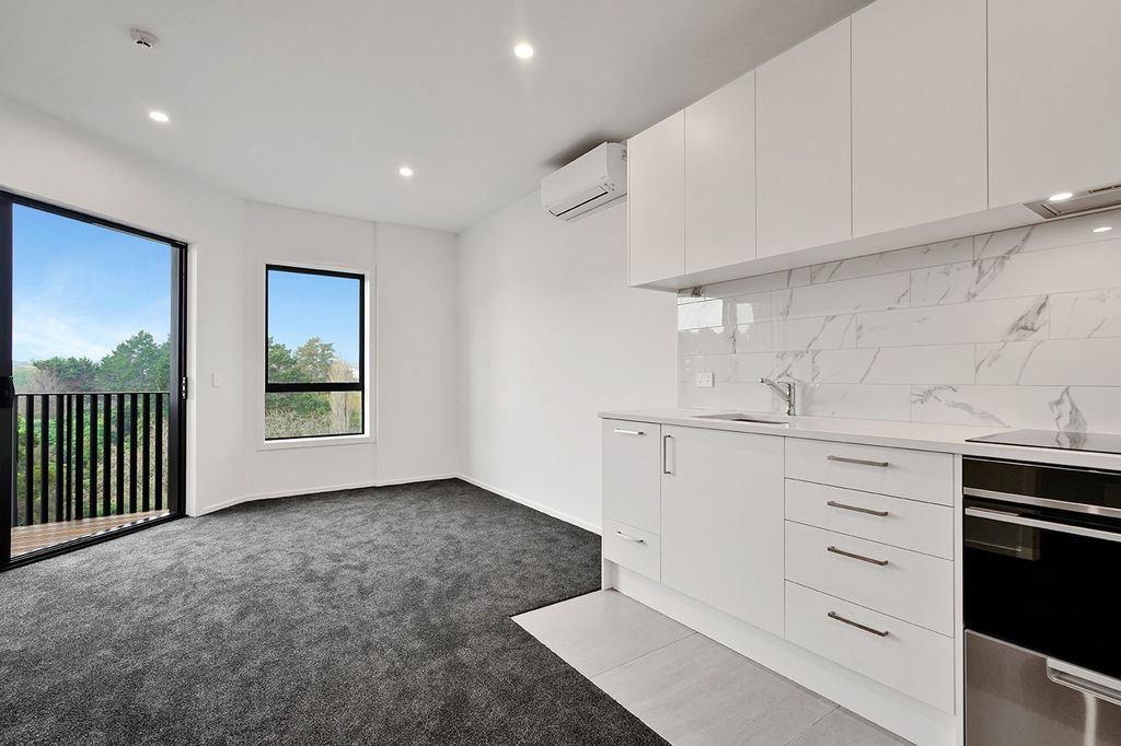 Modern Top-Floor Apartment with Balcony 3