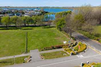 2 Village Green Drive, Huntingdon/Lake Hood