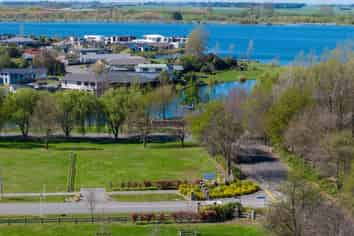 2 Village Green Drive, Huntingdon/Lake Hood