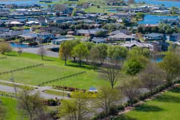 2 Village Green Drive, Huntingdon/Lake Hood