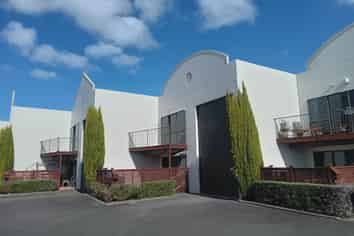 REFURBISHED STUDIO WAREHOUSE - 120M²
