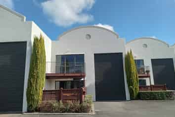 REFURBISHED STUDIO WAREHOUSE - 120M²
