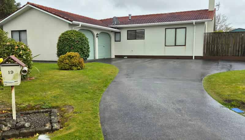 19 Elizabeth Grove, Stratford