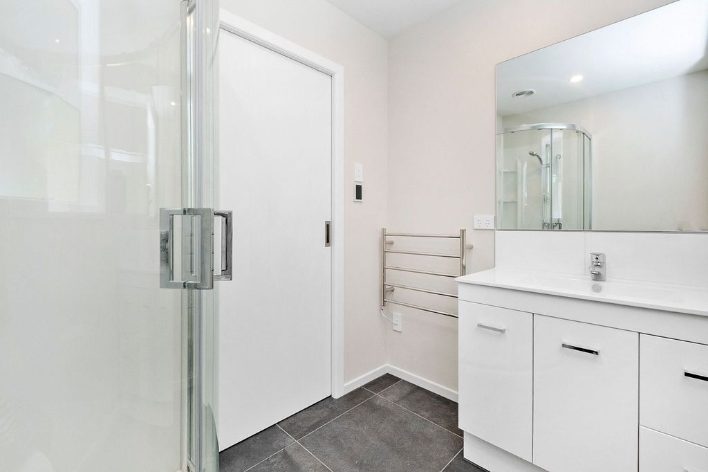 Beautiful,  Renovated,  Quiet Apartment. 4