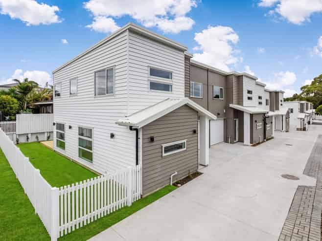8/48 Claude Road, Manurewa