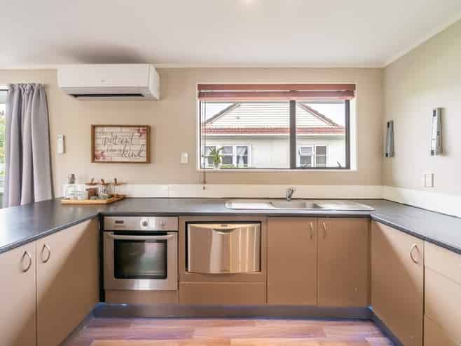 2/79 Molesworth Street, Taita
