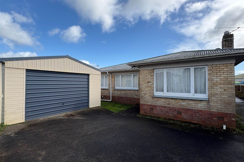 Central to Pukekohe high street and local schools 1