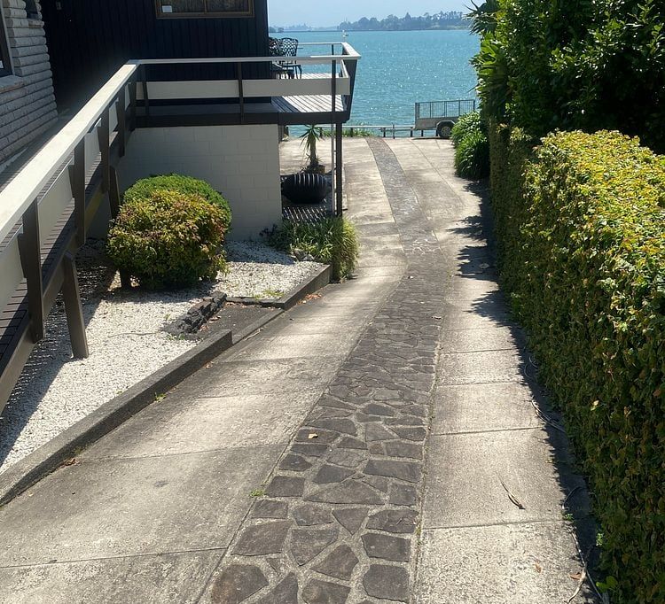 Absolute Waterfront 1 Bdrm Furnished Welcome Bay 2