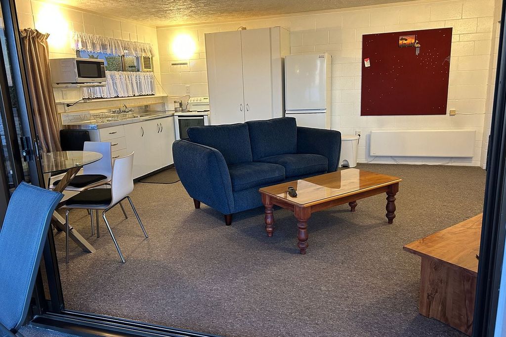 Absolute Waterfront 1 Bdrm Furnished Welcome Bay 5