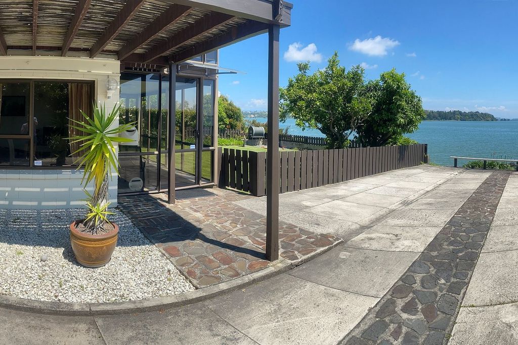 Absolute Waterfront 1 Bdrm Furnished Welcome Bay 3