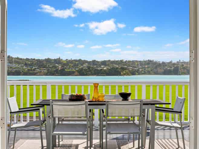 93 Kiwi Esplanade, Mangere Bridge