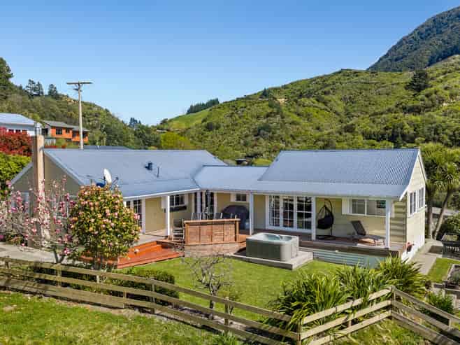 8 and 8a Angle Street, Picton
