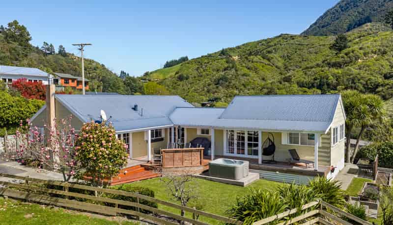 8 and 8a Angle Street, Picton