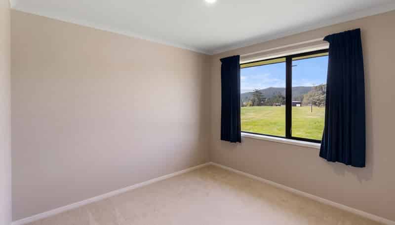 76 Pretty Bridge Valley Road, WAKEFIELD