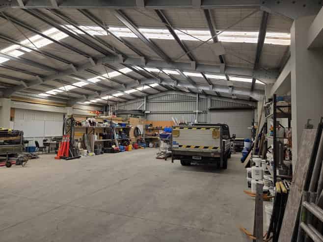 WAREHOUSE / WORKSHOP TO LEASE IN NORMANBY