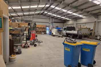 WAREHOUSE / WORKSHOP TO LEASE IN NORMANBY